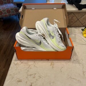 Nike White & Light Green Women's Running Shoes